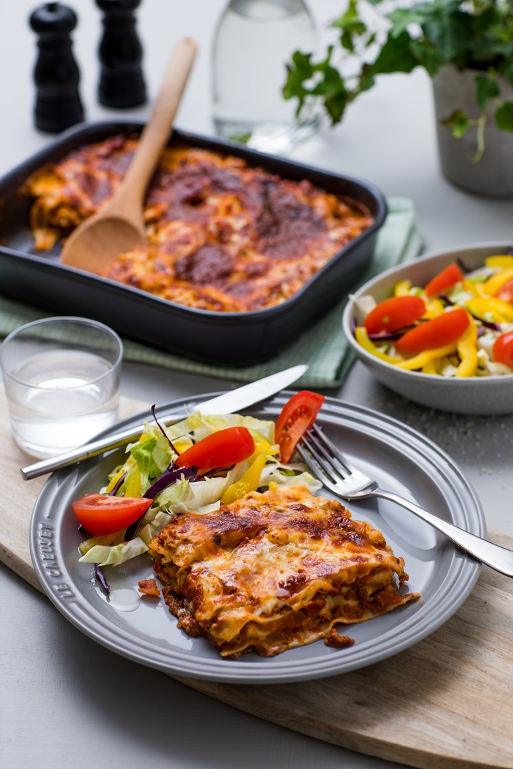 Hjemmelaget lasagne med frisk oregano og ruccola- og tomatsalat