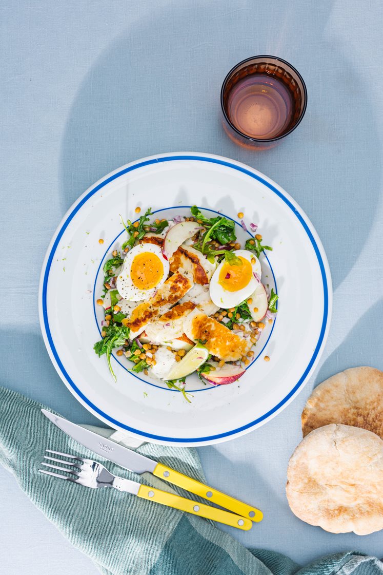 Lun linsesalat med stekt halloumi, nektarin, kokte egg og estragonmajones