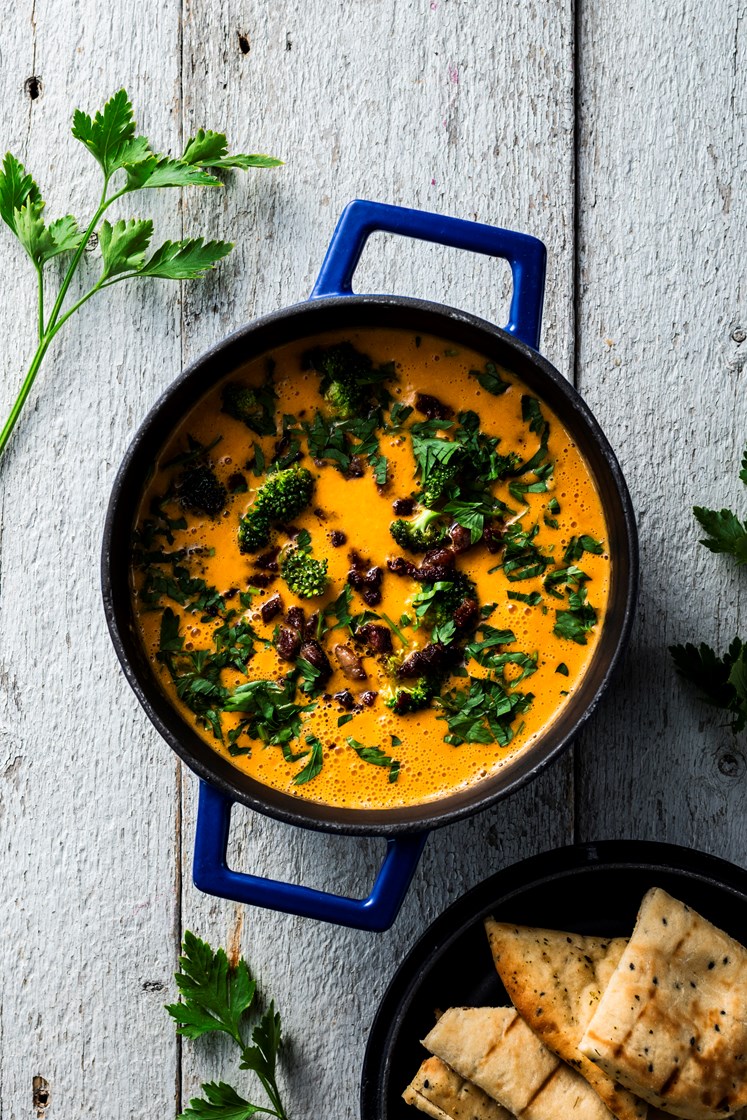 Indisk kyllingsuppe med brokkoli, bacon, persille og nanbrød
