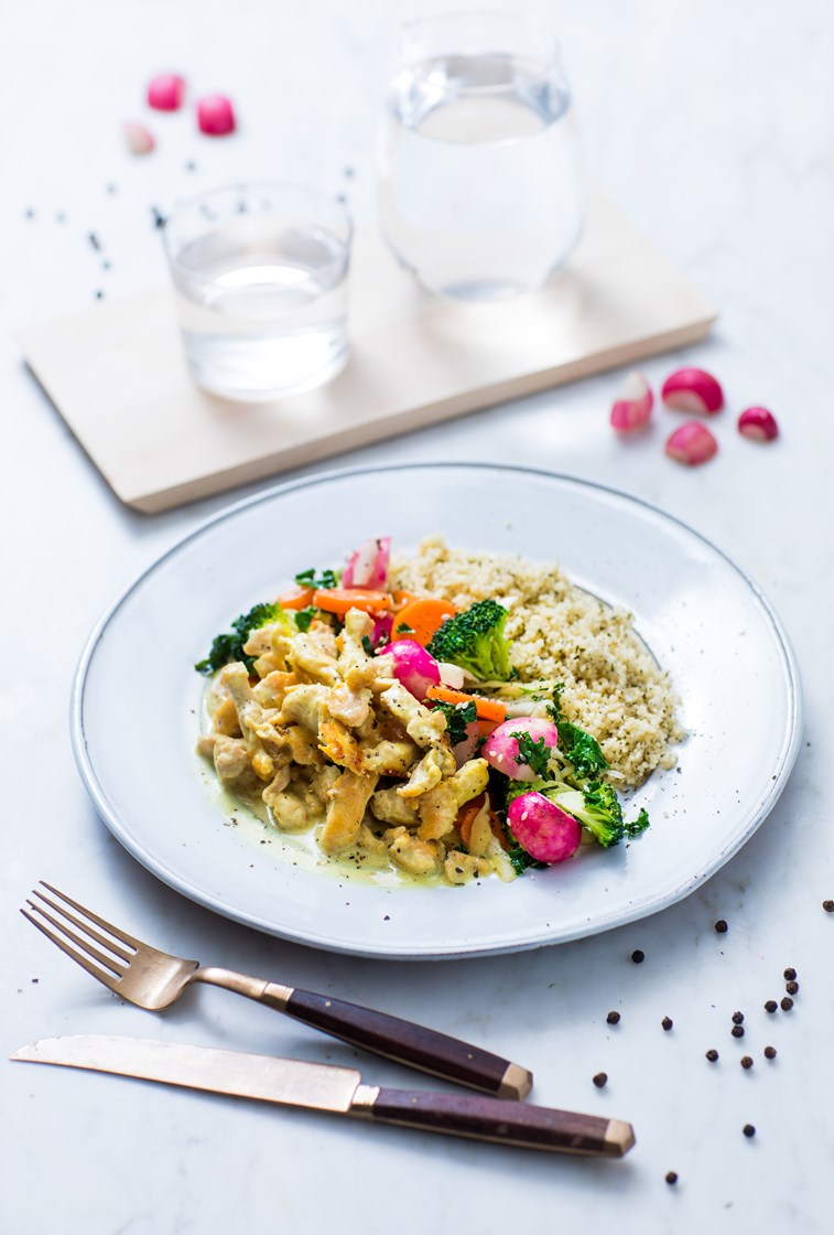 Kylling i mangosaus med stekte grønnsaker, krydret couscous og koriander