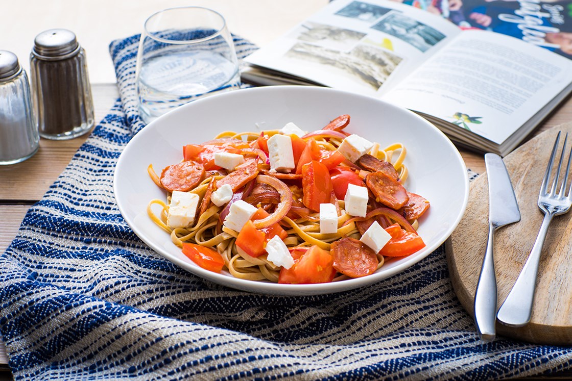 Pestopasta med tomater, feta og pepperoni