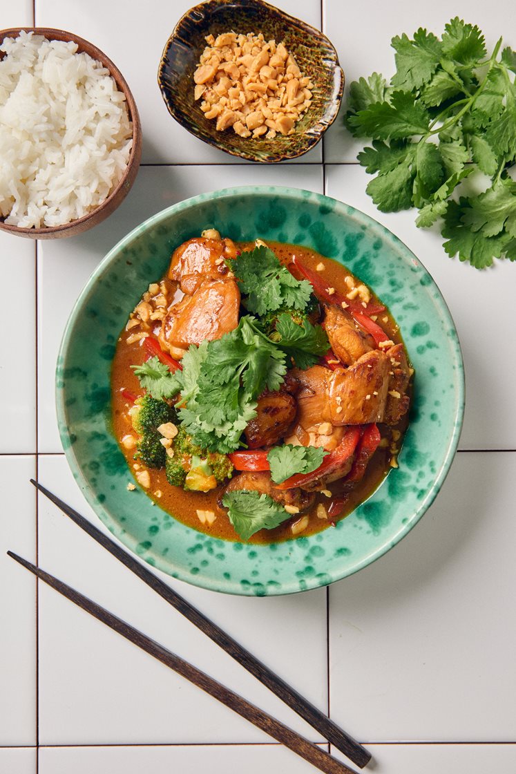 Sweet chili kyckling i kokosmjölk med broccoli, paprika och koriander