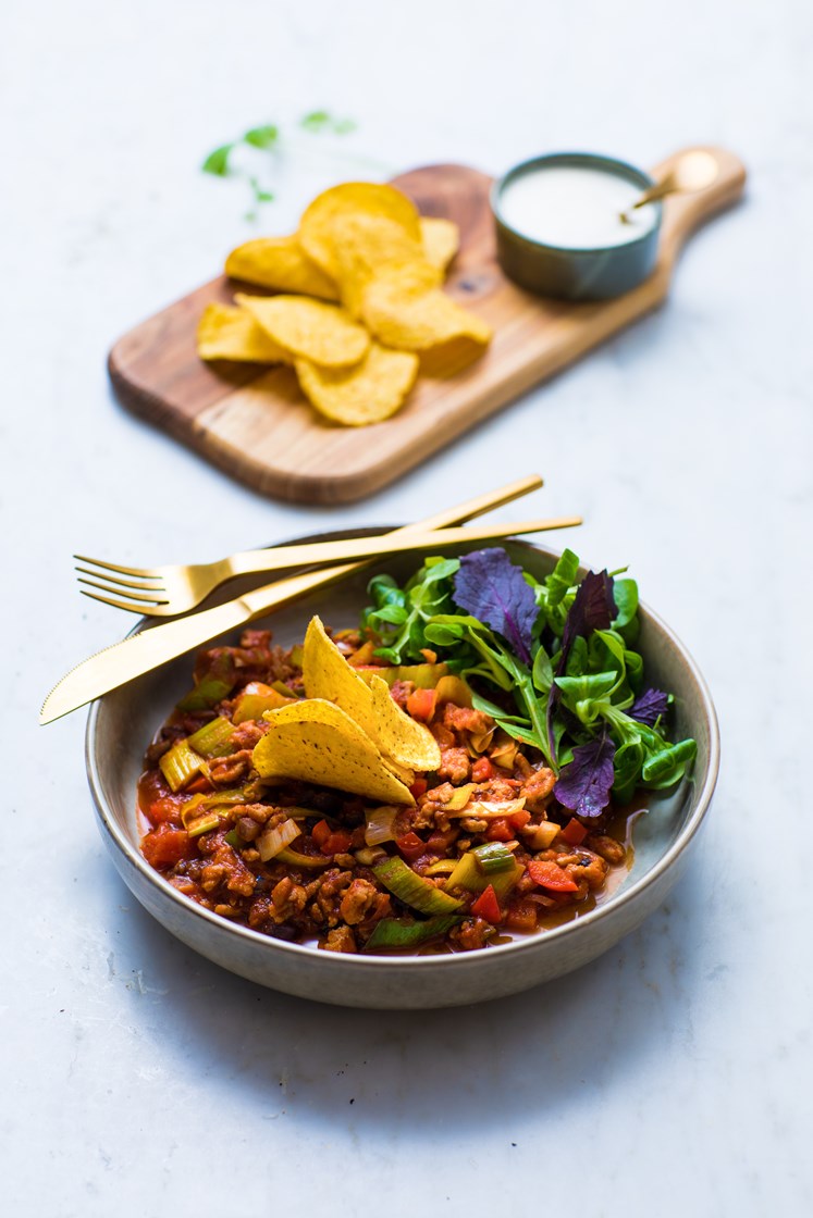 Chili con carne med svarte bønner, nachochips og rømme