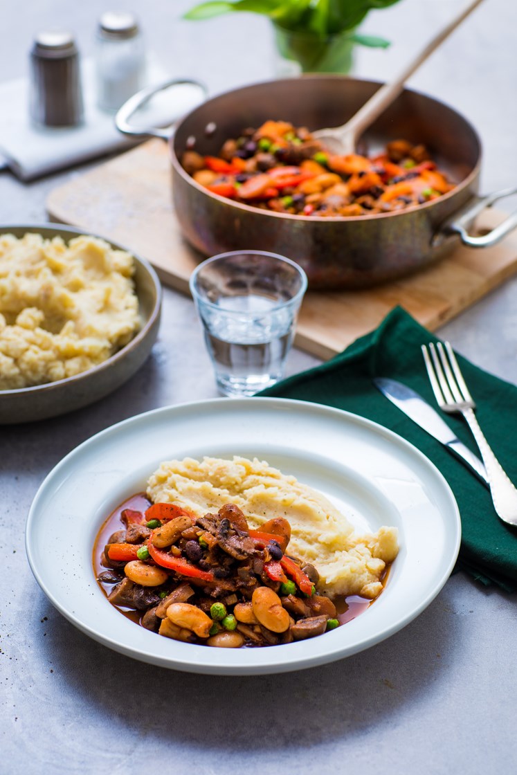Rødvinsgryte med sjampinjong, paprika og erter med bønne- og potetmos