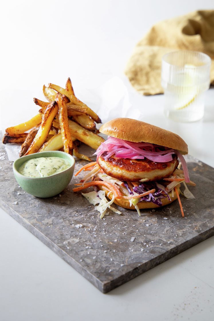 Fiskeburger med eple-coleslaw, syltet rødløk, potetfries og aioli