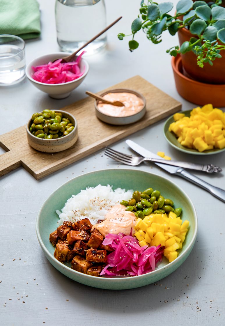 Poke bowl med sprø tofu, mango, edamamebønner og chilimajones