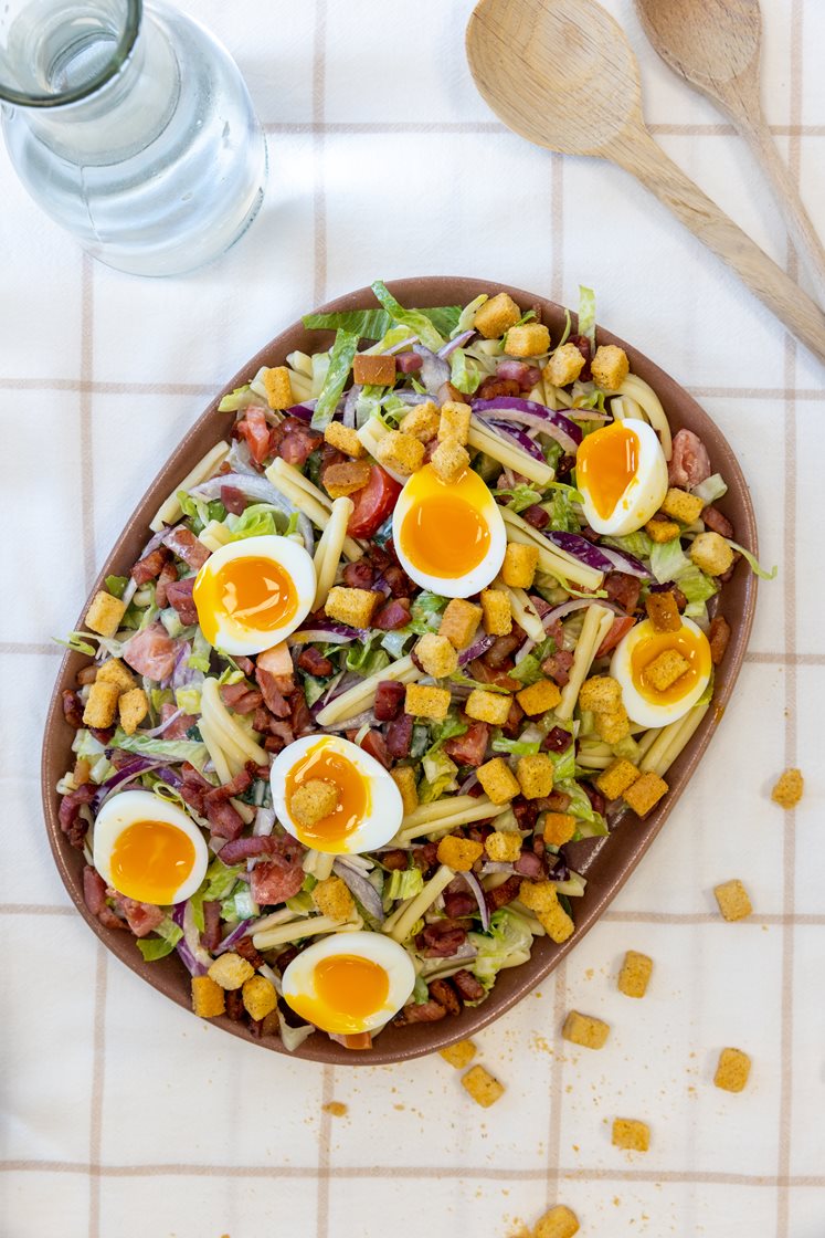 Pastasalat med bacon, egg og cæsardressing 