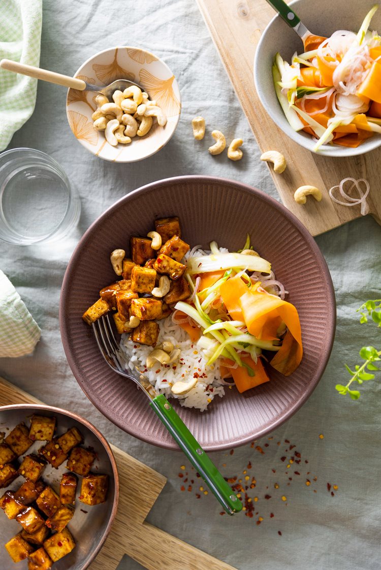 Hoisinstekt tofu med lettsyltede grønnsaker, cashewnøtter og jasminris