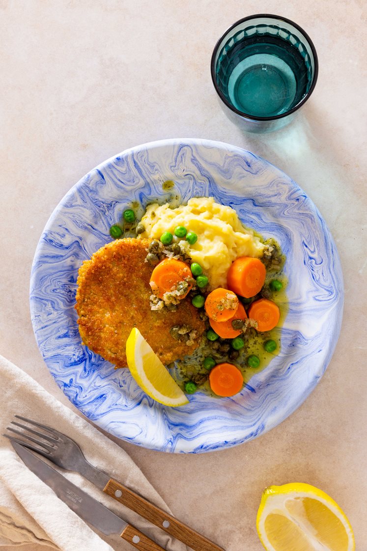 Vegetarschnitzel med hjemmelaget potetmos, kokte gulrøtter, og kaperssmør