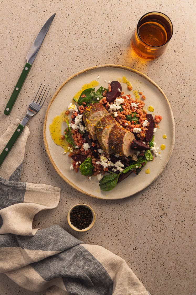 Appelsin- og krydderstekt svinefilet med hvete- og rødbetesalat med spinat og fetaost