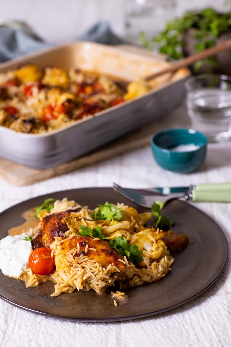 Tikka masala-kylling med ovnsbakt ris og blomkål, yoghurt og koriander