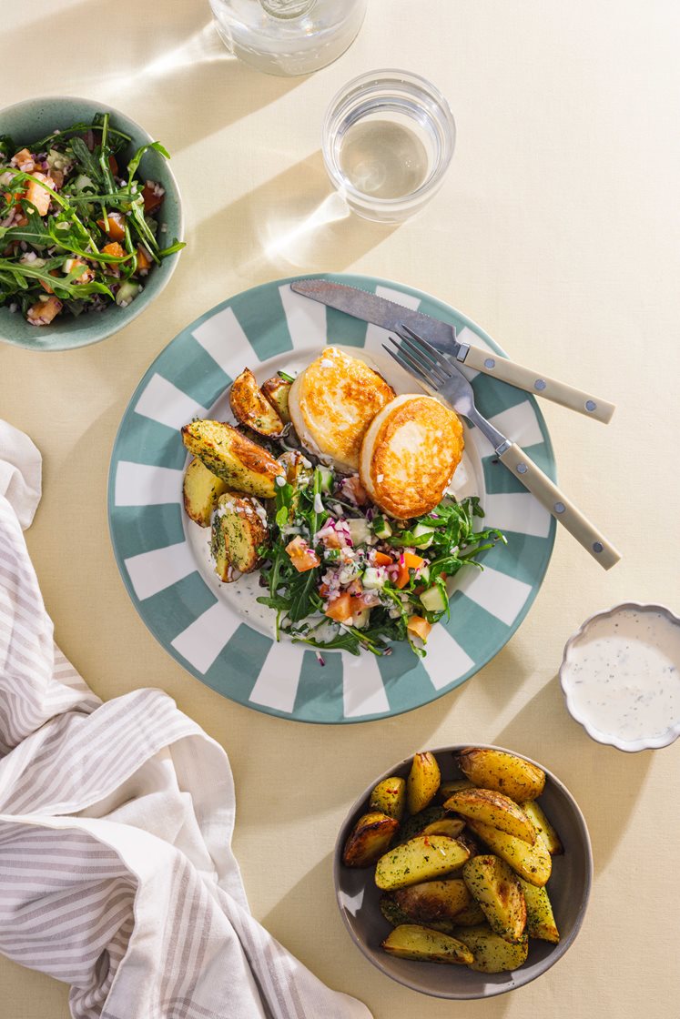 Pannestekte fiskekaker med gresk salat, potetbåter og urtedressing