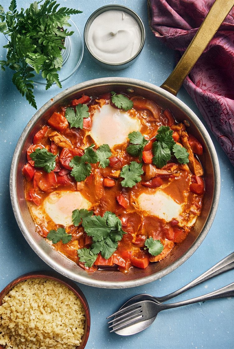 Shakshuka med kyckling, ägg, koriander och bulgur