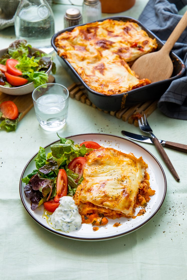 Lasagne med grønnsaks- og linsesaus, salat og urtedressing