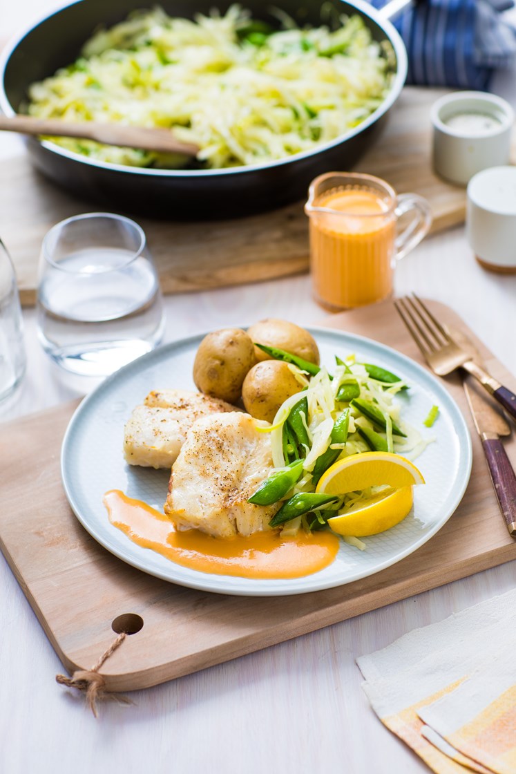 Bakt torskefilet med smørstekte grønnsaker og hummersaus