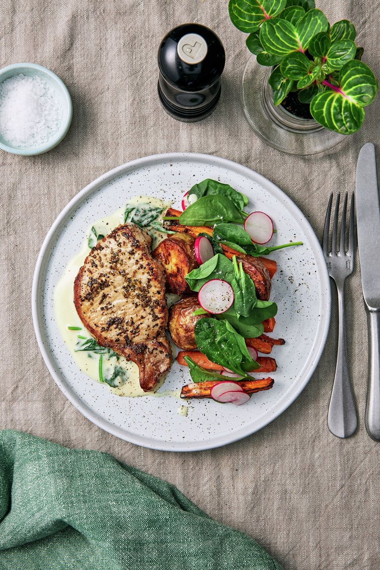 Salviastekta fläskkotletter i parmesan- och spenatsås med rostade rotfrukter