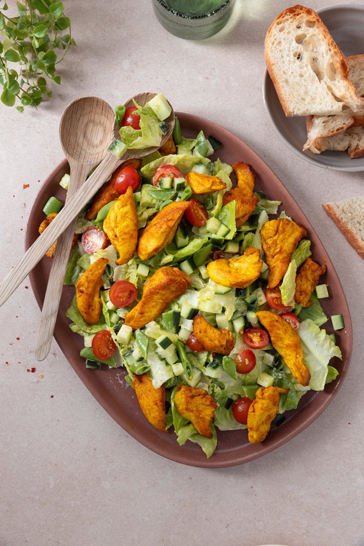 Middagssalat med grillet karrykylling og sennepsdressing