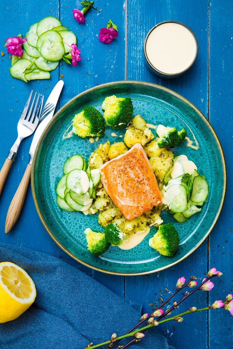 Laks med agurksalat, knuste poteter og mangodressing