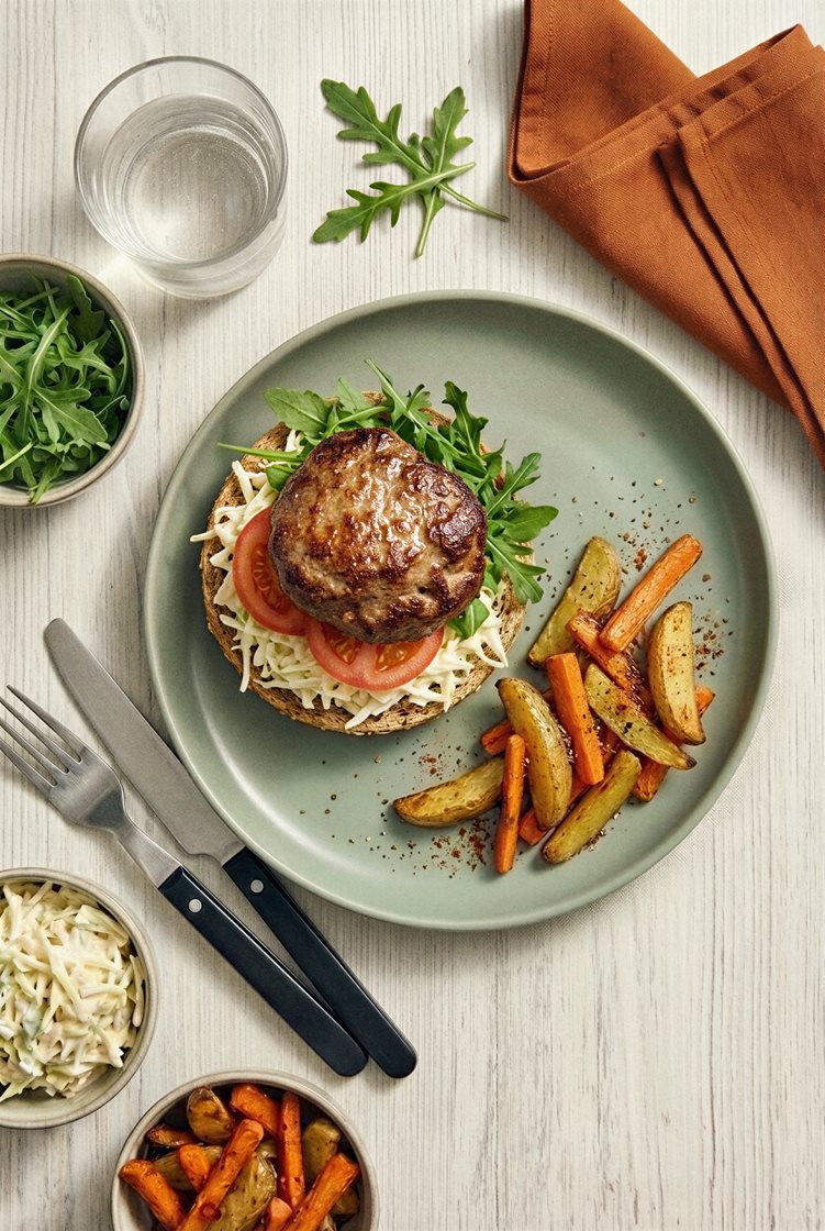 Åpen roedeburger med biffkarbonader, coleslaw og chilibakte potet- og gulrotstaver