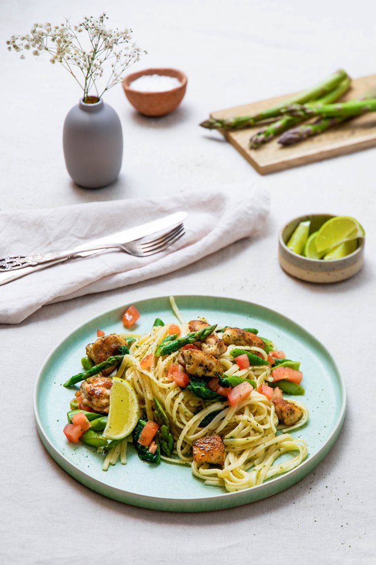 Sommerlig pasta med stekt kylling i kryddersmør, frisk asparges og lime