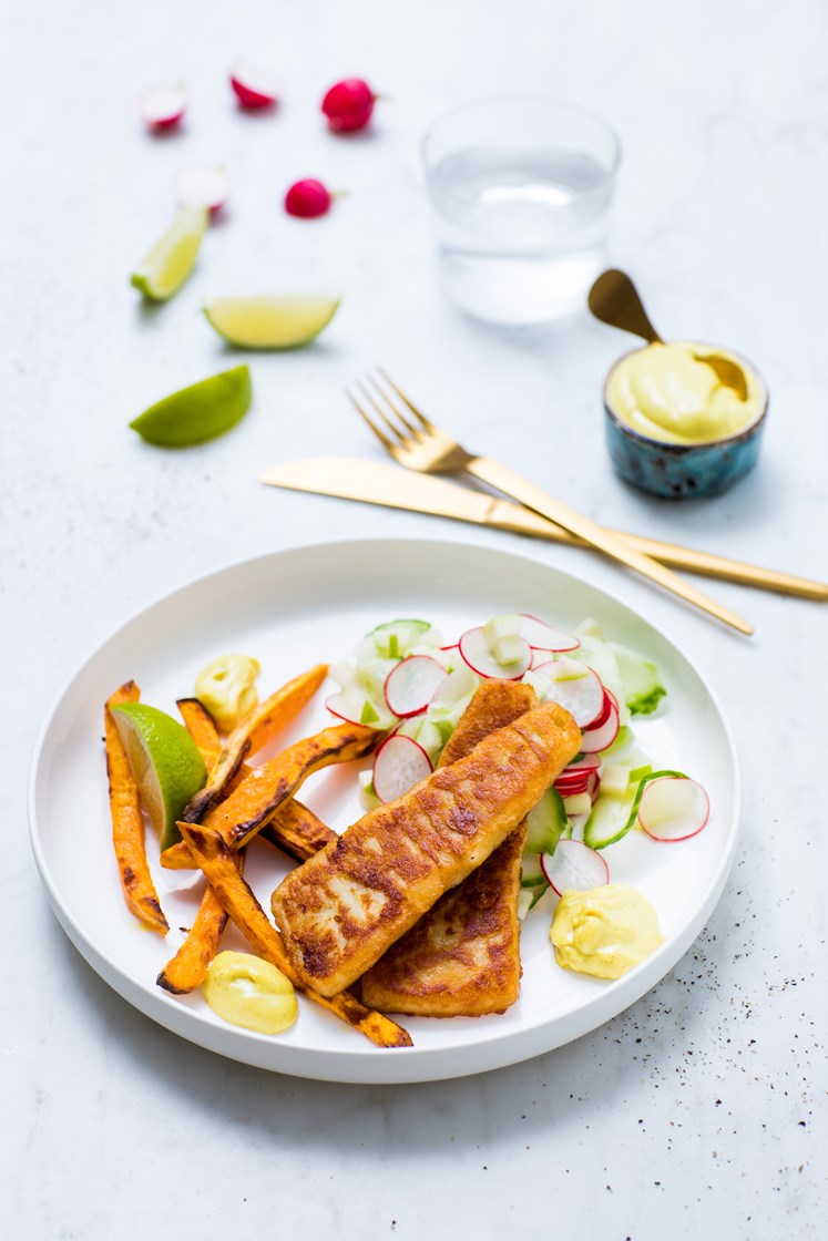 Tempurapanert sei med frisk agurk- og eplesalat, søtpotetfries og curry- og mangodressing