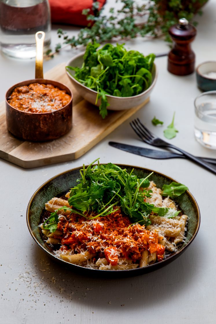 Pastapanne med kremet tomat- og kjøttsaus og ruccolasalat