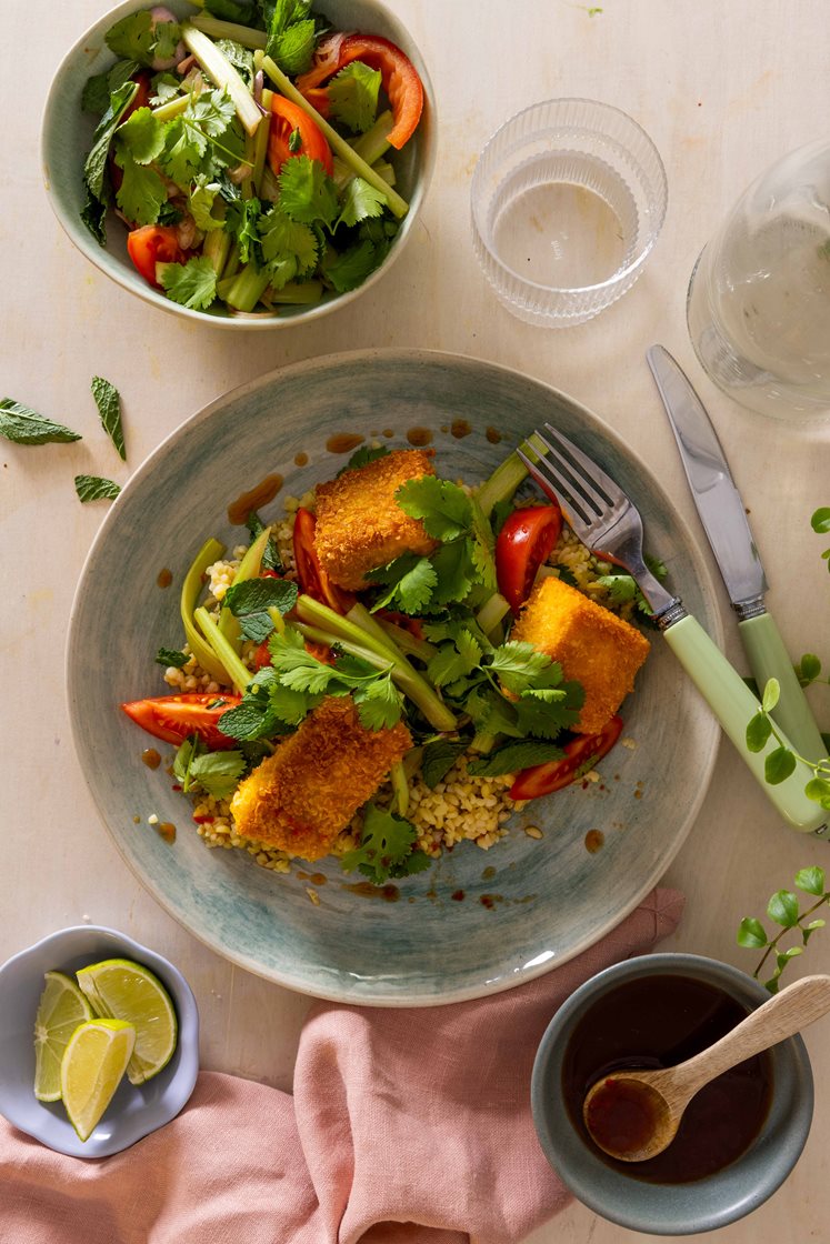 Sprøstekt laksefilet med bulgur og thailandsk myntesalat