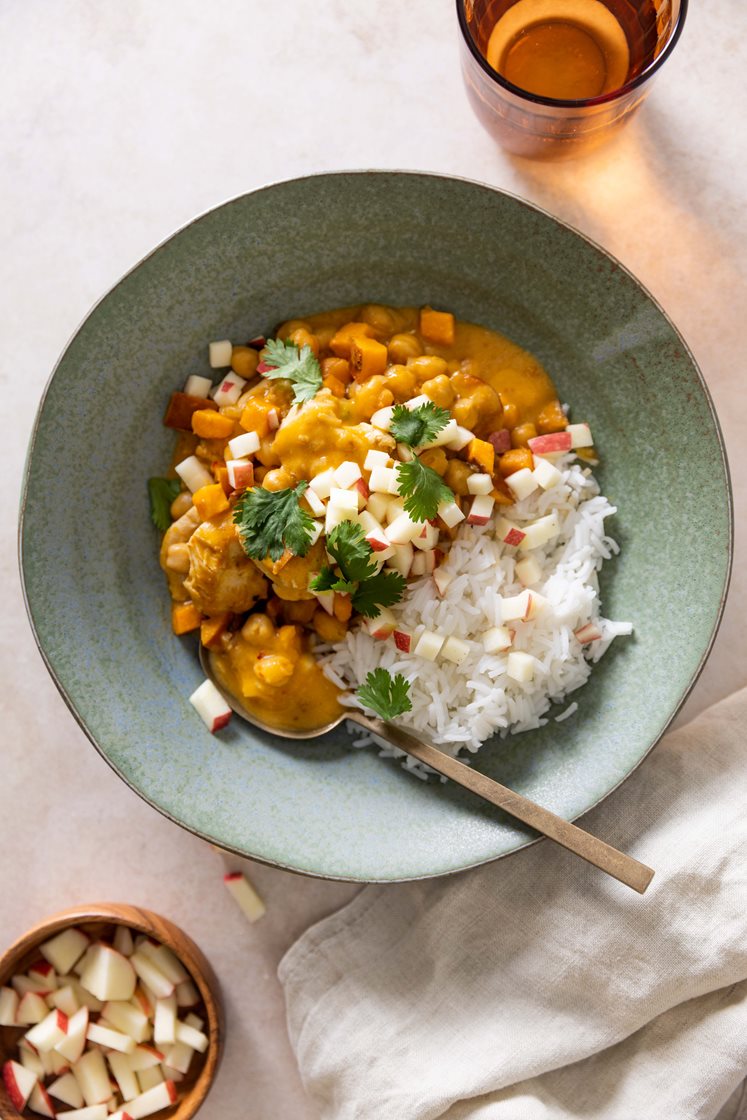 Kokosgryte med kylling og rød curry, søtpotet, kikerter, eple og basmatiris