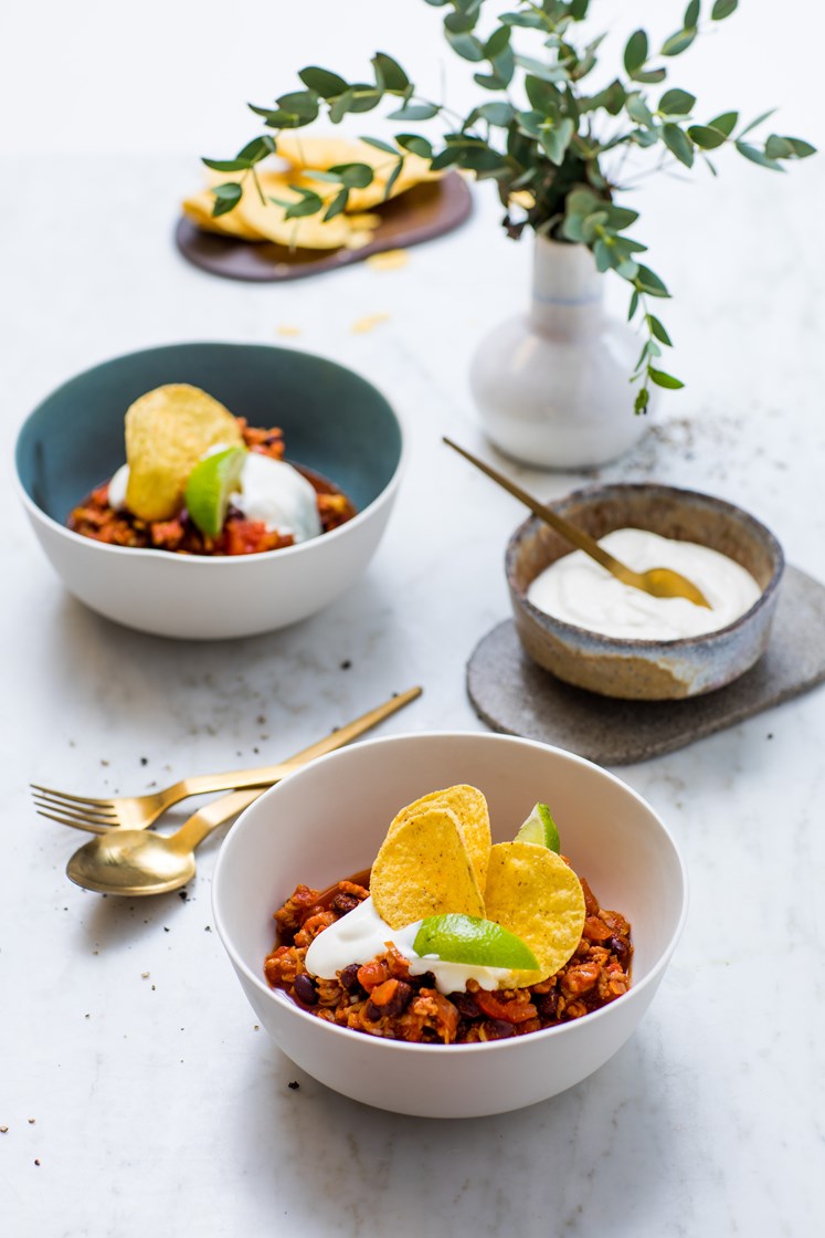 Chili con carne med nachochips og rømme