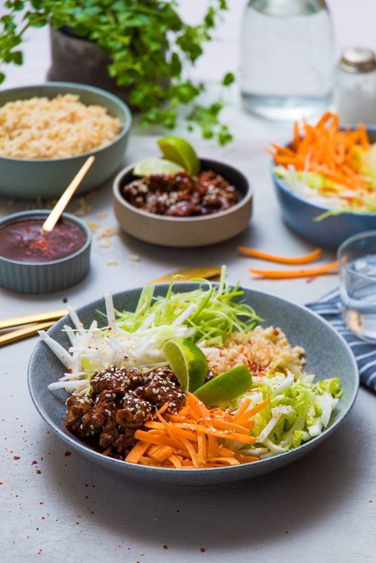 Bibimbap - koreansk street food med ris, grønnsaker og flatbiff
