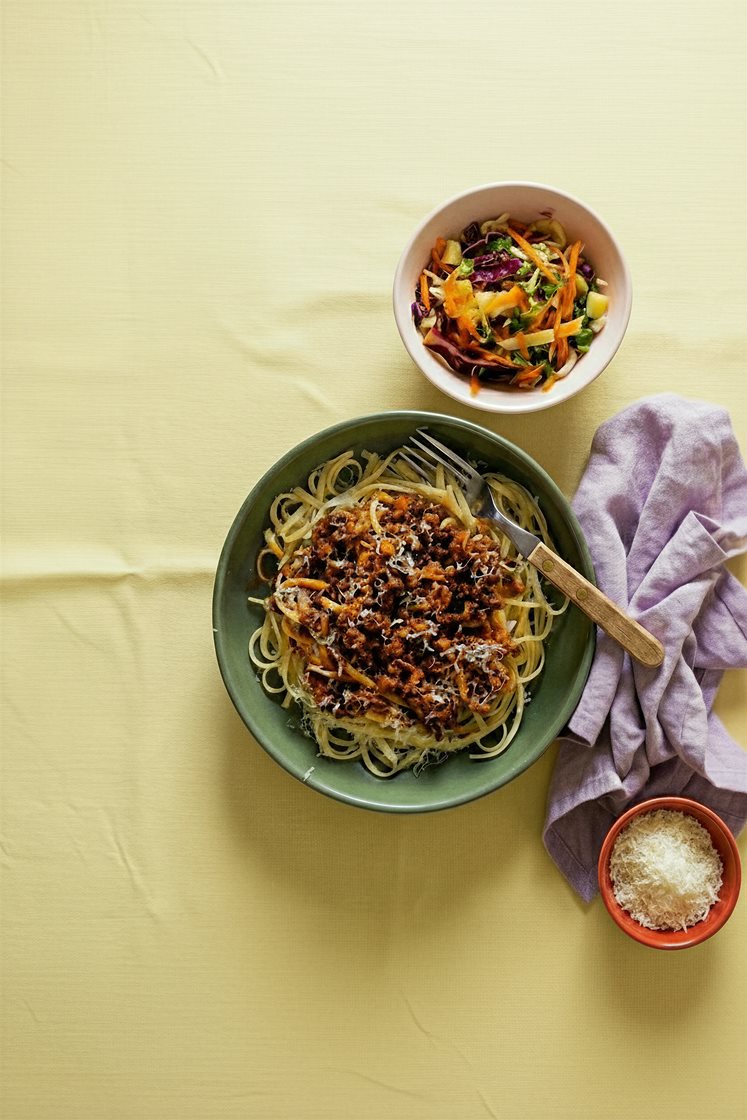 Linguine med mexi kødsovs og gulerods-kål råkost