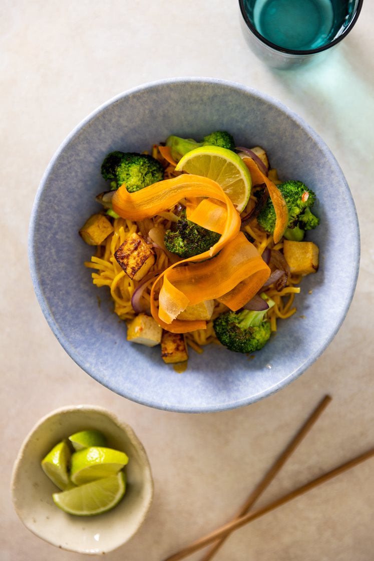 Eggenudler i kremet massaman currysaus med ingefærstekt tofu, brokkoli og limesyltet gulrot