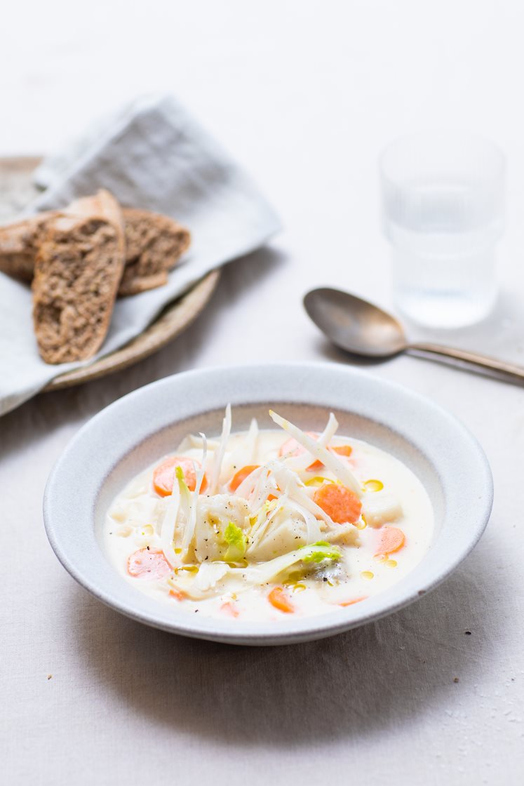 Rask fiskesuppe med torsk, fennikel og gulrøtter, servert med grove bagetter