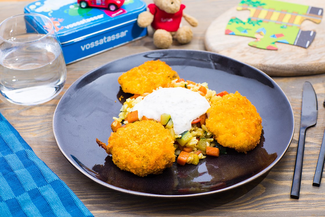 Sprø kylling med grønnsaksris og rømmedressing