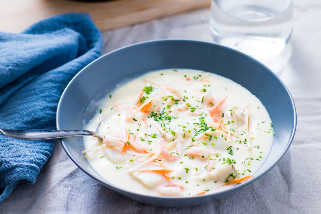 Hjemmelaget fiskesuppe med torsk, Lyngenreker og nystekt brød