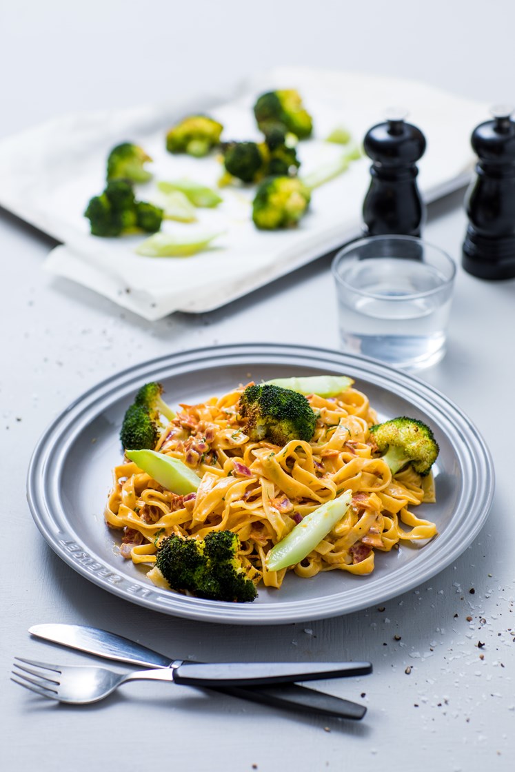 Chorizokremet tagliatelle med ovnsbakt brokkoli og bladpersille