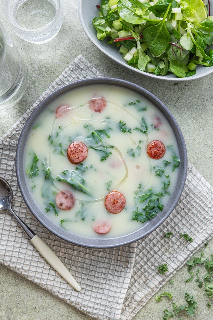 Caldo verde suppe med kartofler, grønkål og linquica pølse