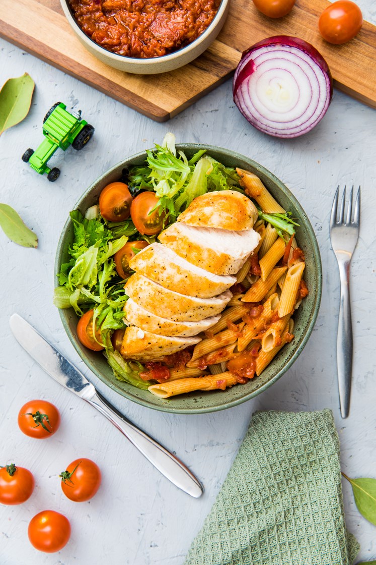 Kyllingbryst med pasta i tomat- og pestosaus og grønn salat med cherrytomater