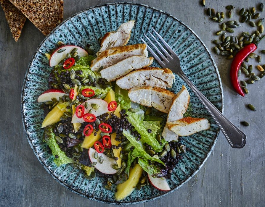 Kyllingesalat med frisk mango og belugalinser