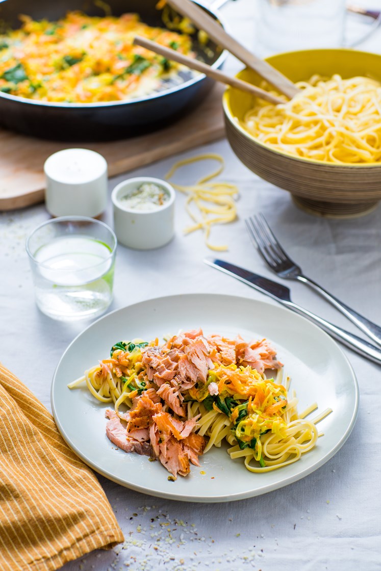 Kremet pasta linguine med varmrøkt laks og spinat