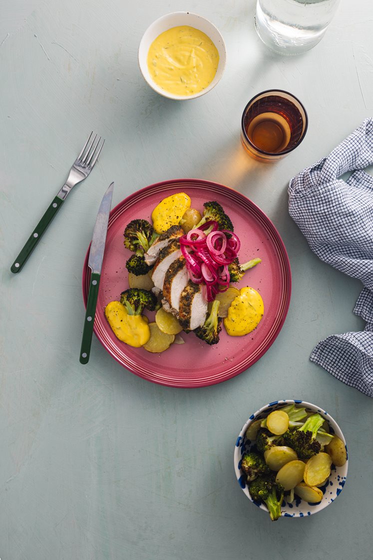 Krydderstekt kyllingbryst med hvitløksbakte potetskiver og brokkoli, syltet rødløk og bearnéssaus