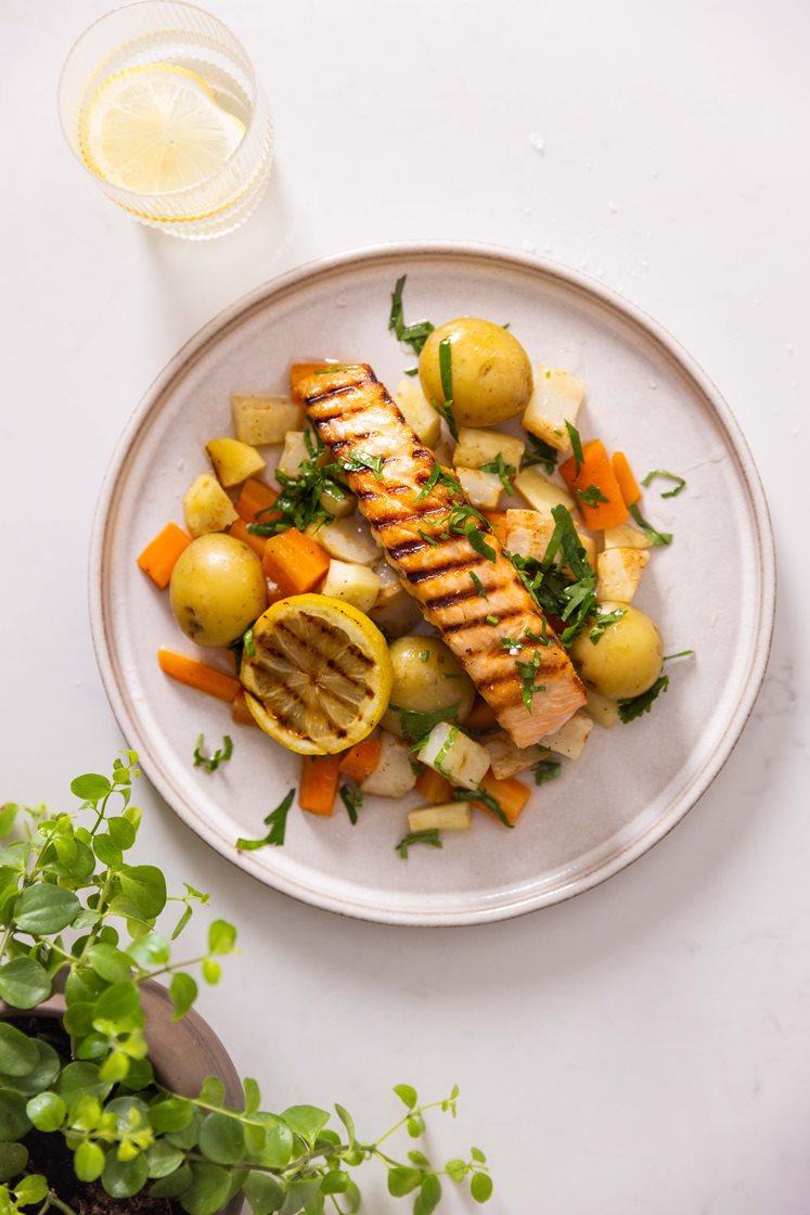 Grillstegt laks med citronglaserede rodfrugter