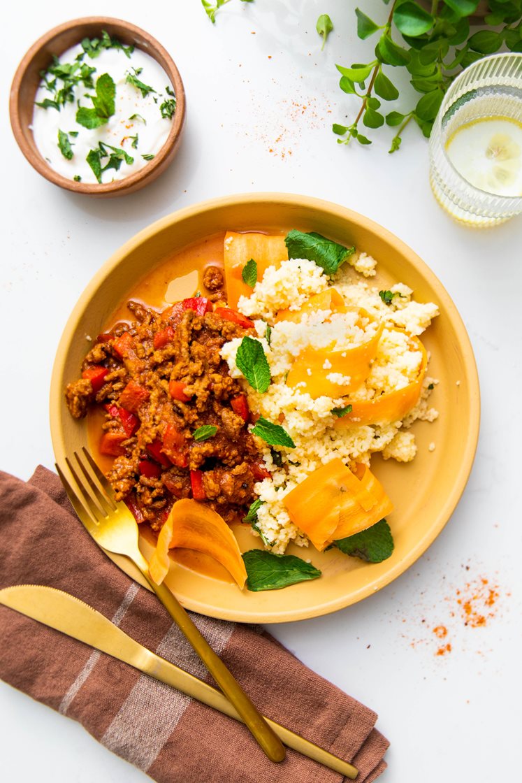 Oksegryde med mynteyoghurt og couscous