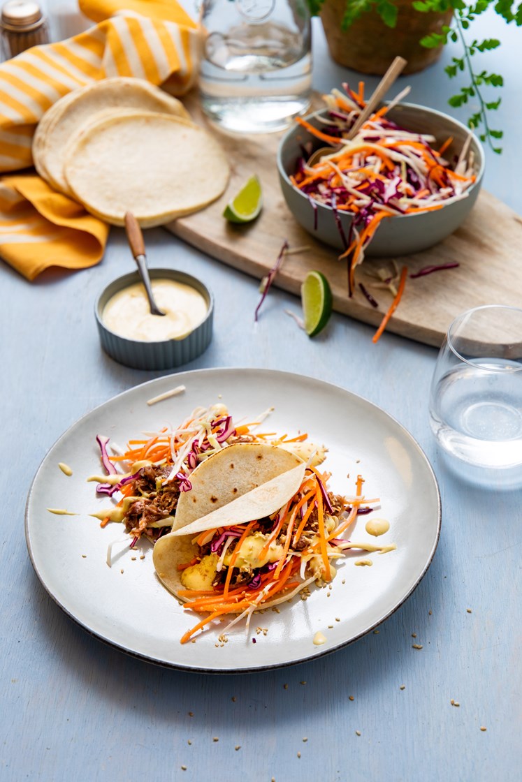 Taco med pulled pork, syrlig råkostsalat og curry- og mangodressing
