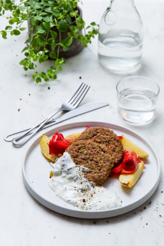 Karbonader med ovnsbakt spisspaprika, tzatziki og potetbåter