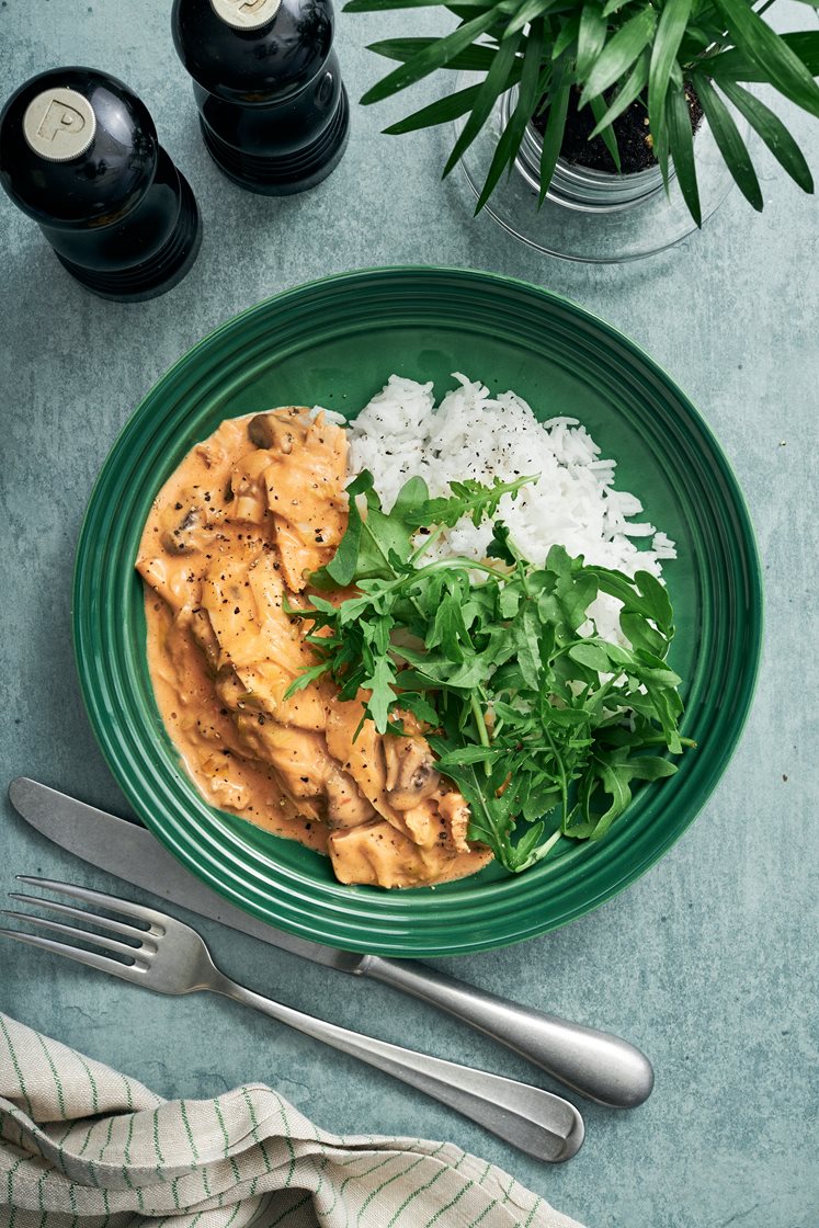 Gryta ala stroganoff style med grillad skivad kycklingfilé, champinjoner och ruccola