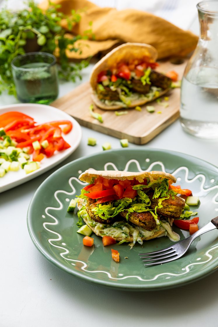 Falafler i nystekt pitabrød med agurkdressing og friske grønnsaker 