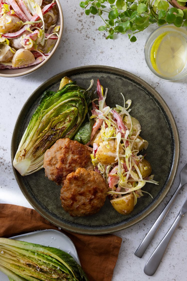 Karbonader med grønnsaker med stekt hjertesalat og kremet potetsalat