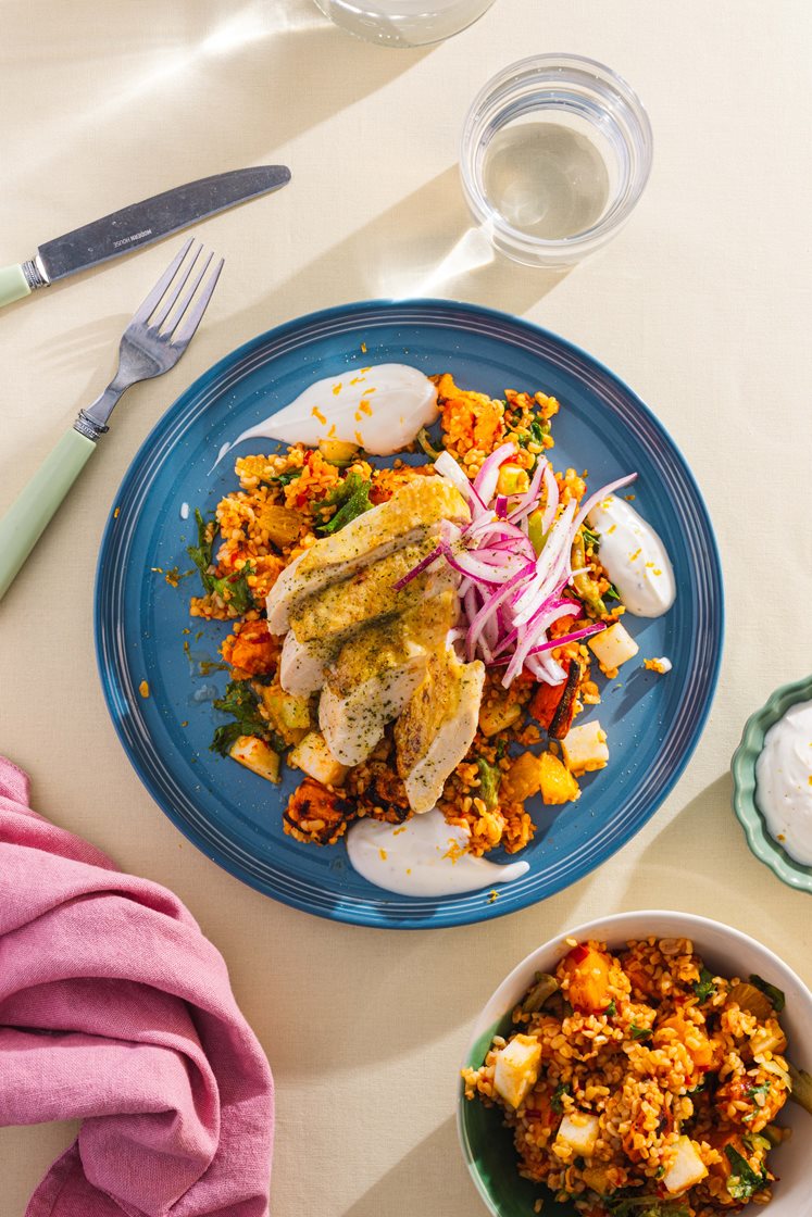 Krydderstekt kyllingfilet med bakt søtpotet- og bulgursalat servert med appelsinyoghurt
