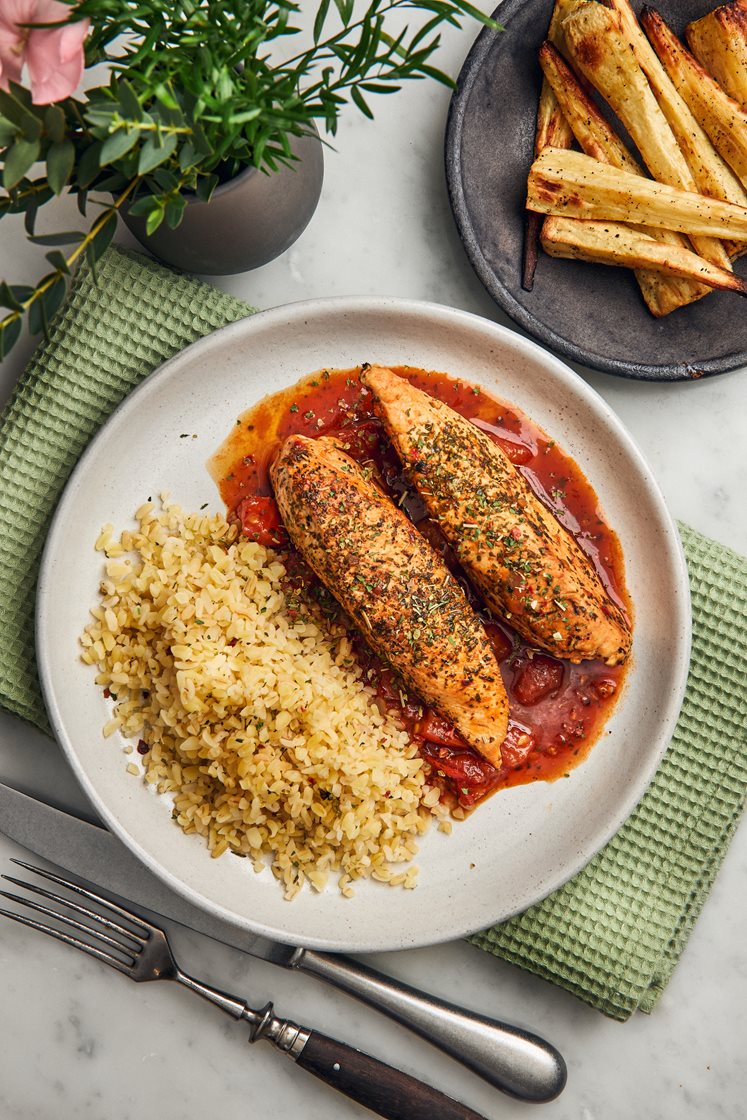 Örtkyckling med palsternacka, rotselleri, bulgur och tomatsky